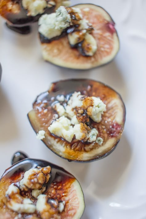 Figs with Blue Cheese and Balsamic Reduction - thekittchen Figs With Blue Cheese, Fresh Fig Recipes, Fig Appetizer Recipes, Blue Cheese Appetizers, Figs Blue Cheese, Fig Appetizer, Horderves Appetizers, Roasted Figs, Starter Recipe