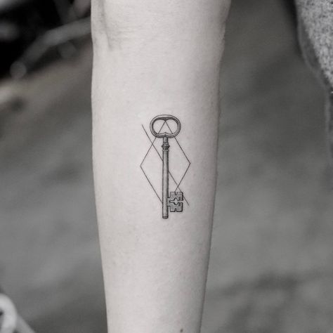 Antique Key Tattoos, Simple Skeleton, Skeleton Key Tattoo, Key Tattoo Designs, Key Tattoos, Key Tattoo, Single Needle Tattoo, Fairy Tattoo Designs, Tattoo Zeichnungen