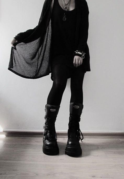 Dark Style Clothes, Goth Fashion Aesthetic, Goth Inspiration, Dark Clothing, Look Grunge, Casual Goth, Tokyo Street Fashion, Hipster Grunge