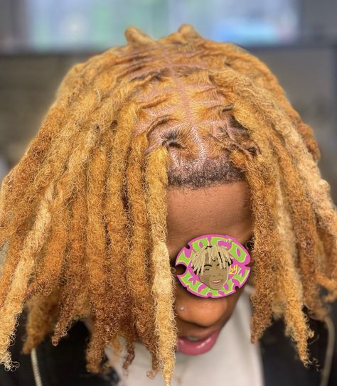 Bleached Braids Men, Honey Blonde Hair Dreads, Yellow Dreads Men, Honey Blond Dread Locks, Bleached Locs Men, Bleached Dreads Men, Dreadlock Dye Ideas, Drippy Hairstyles, Loc Dye Ideas Men