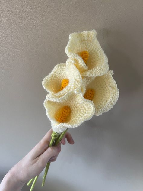 Wilting Flowers, Calla Lily Flower, Crocheted Flowers, Flower Handmade, Crochet Art, Lily Flower, Heartfelt Gifts, Calla Lily, Floral Arrangement