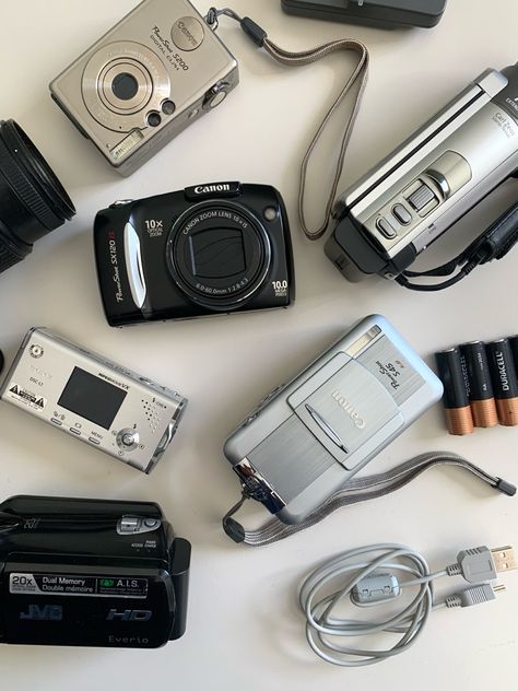 2000s digital cameras Collections Aesthetic, Digi Camera, Nostalgia 2000s, My Inner Child, Camera Collection, Cute Camera, Retro Gadgets, Travel Camera, Png Aesthetic