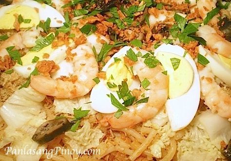 Pansit Malabon is a flavorful noodle dish that originated in the City of Malabon. This dish resembles the Pancit Palabok but the array of seafood toppings and the traditional tough and thick rice noodles distinguishes this dish. Pancit Malabon Recipe Filipino Food, Pancit Malabon Recipe, Pancit Malabon, Filipino Christmas Recipes, Filipino Noodles, Pancit Recipe, Crockpot Foods, Philippine Food, Christmas Dinner Recipes