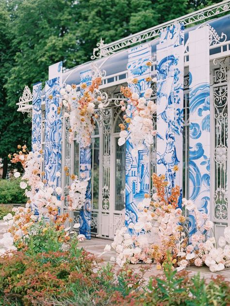 Italian Style Wedding Decorations, Sicilian Wedding, Chinoiserie Wedding, Italian Blue, Wedding Decoration Ideas, Wedding Backdrop Design, Spanish Wedding, Unique Wedding Decor, Portugal Wedding