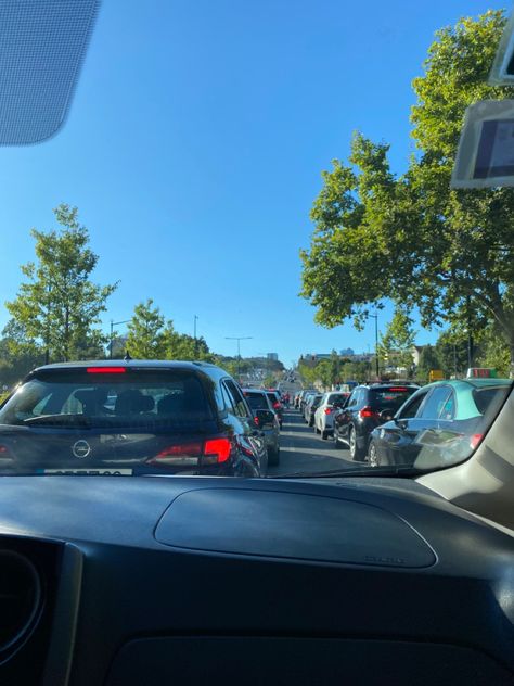 #lisboa #lisbon #traffic #cars #avenue #city #trees #road #june #summertime #trip #roadtrip Truck Receipt, Bouquet Snapchat, Money Flex Video, Road Trip Pictures, Flower Bouquet Snapchat Story, Traffic Video, Driving On The Road, Driving Road, Car On The Road