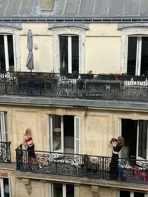 Parisian Model Aesthetic, Paris Model Aesthetic, Studying In Paris Aesthetic, Parisian Lifestyle Inspiration, Balcony In Paris, Travel Views, Fashionista Aesthetic, Paris Balcony, Fashion In Paris