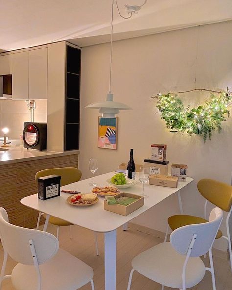 Korean Dining Table Aesthetic, Small Dining Table Aesthetic, Korean Dining Table, Small Kitchen And Dining Room Ideas, Korean Apartment Interior, Japan Room, Korean Home Decor, Korean Kitchen, Interior Design Dining