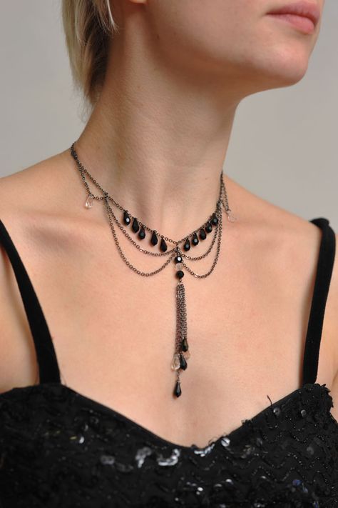 Very pretty. I wish the instructions listed lengths for the chain, but c'est la vie. Should still be able to figure it out. Crystal Necklace Tutorial, Bijoux Art Nouveau, Necklace Tutorial, Wire Necklace, A Necklace, Bijoux Diy, Audrey Hepburn, Jewelry Projects, Free Tutorial