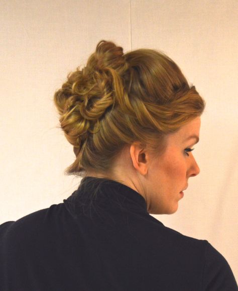 To create an easy 1880’s inspired hairstyle, begin with curly hair and lots of bobby pins: Take a few front pieces and keep them to the side, then start the process by making one loose bun ar… Heidi Braids, Fishtail Updo, Dutch Braid Ponytail, Missy Sue, Historical Hairstyles, Vintage Hairstyles Tutorial, Old Hairstyles, Victorian Hairstyles, Beautiful Long Hair