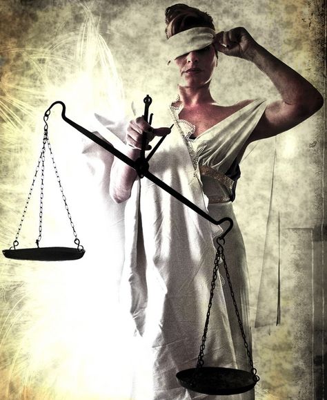 Mi Universar: Sin la venda en los ojos Justice Tattoo, Justice Scale, Goddess Of Justice, Lady Justice, Fantasy Art, Greek Statue, Street Art, Oeuvre D'art, Statue