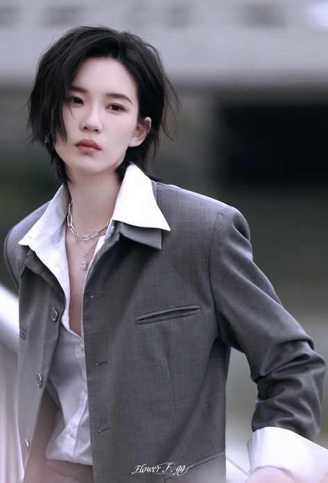 Masc Kpop Outfits, Lu Keran The9, Side Wedding Hairstyles, Hairstyles For Very Long Hair, Long Hair Curly Hairstyles, Tomboy Formal Outfits, Curly Hairstyles Indian, Style Androgyne, Long Straight Black Hair