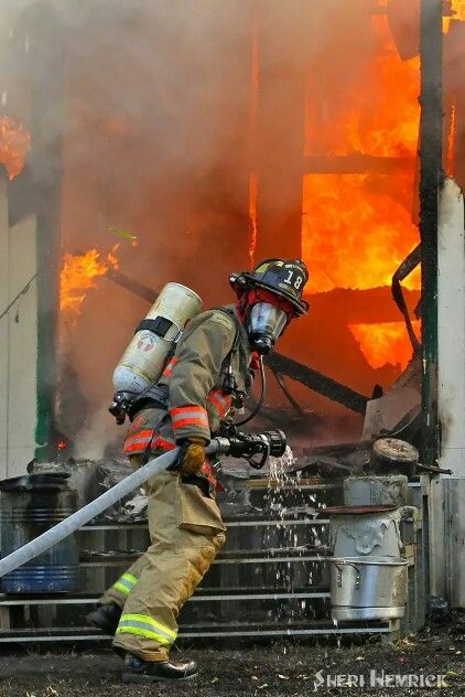 Firefighter Photography, Firefighter Training, Firefighter Art, Firefighter Paramedic, Firefighter Pictures, Firefighter Emt, Firefighter Quotes, Fire Life, Volunteer Firefighter