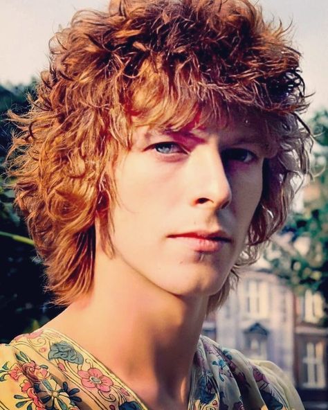 It's a sweet thing✨ on Instagram: “What song/album do you listen to when you want to uplift your mood? ⁣ ⁣ #davidbowie #bowie⁣ #ziggystardust #70s ⁣ #starman #rockgod…” David Bowie Pictures, Grace Slick, Do Re Mi, Ziggy Stardust, Jimmy Page, New Rock, Keith Richards, Mick Jagger, Eric Clapton