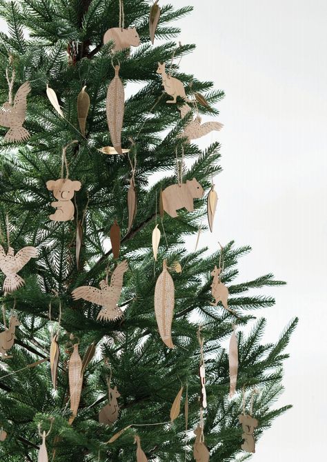 Australiana Christmas Tree, Australian Christmas Tree Ideas, Aussie Christmas Craft, Aussie Christmas Decorations, Australian Christmas Decor Ideas, Australian Xmas, Australian Christmas Tree, Christmas Australia, Summer Xmas