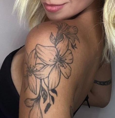 Edgy Arm Tattoos For Women, Lilies Shoulder Tattoo, Medium Flower Tattoo, Lily Flower Tattoos Shoulder, Shoulder Tattoos For Women Flower, Folklore Tattoo, Woman And Flowers, Flower Shoulder Tattoo, Dragon Tattoo Ideas