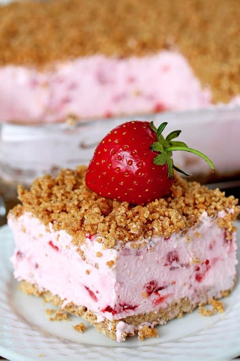 Easy Frozen Strawberry Dessert a perfect spring and summer dessert for all strawberry fans. This refreshing, creamy, frozen dessert made with fresh strawberries and a crunchy graham cracker layer, topped with graham cracker crumbs is very quick and easy to prepare. Frozen Strawberry Desserts, Strawberry Cream Pie, Easy Strawberry Desserts, Biscuits Graham, Frozen Strawberry, Frozen Dessert Recipe, Strawberry Dessert Recipes, Strawberry Cake Recipes, Strawberry Dessert