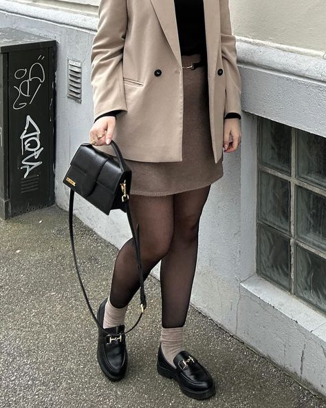 A little horsebit loafer moment with @skoringen 🤍 annonce Outfit details: Shoes are from: @skoringen (annonce) Skirt is from: @neo_noir Blazer is old from: @zara Turtleneck is from: @mschcopenhagen Bag is from: @jacquemus Belt is from: @arketofficial 🏷️ #skoringen @dreaminfluence.io #walkasme #loafers #stylingloafers #loaferstyle #loaferoutfit #loaferoutfitinspo #loafershoes #horsebitloafers #neutralfashion #neutralfashiontrend #shoeinspo #horsebit #businesscasual #pinteresto... Women Wearing Loafers, Zara Loafers Outfit, Loafers For Women Outfit Skirt, Loafer Skirt Outfit, Loafer Pumps Outfit, Loafers For Women Outfit Casual, Loafer Shoes Outfit, Outfit With Loafers Women, Loafers Outfit Casual