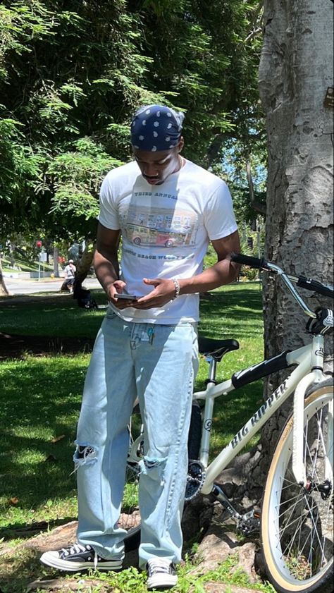 Chucks Outfit Men, Chuck Taylors Outfit Men, Black Men Summer Outfits, Chuck Taylors Outfit, Fashion Outfits Streetwear, Los Angeles Street Style, Amusement Park Outfit, Bandana Outfit, Park Outfit