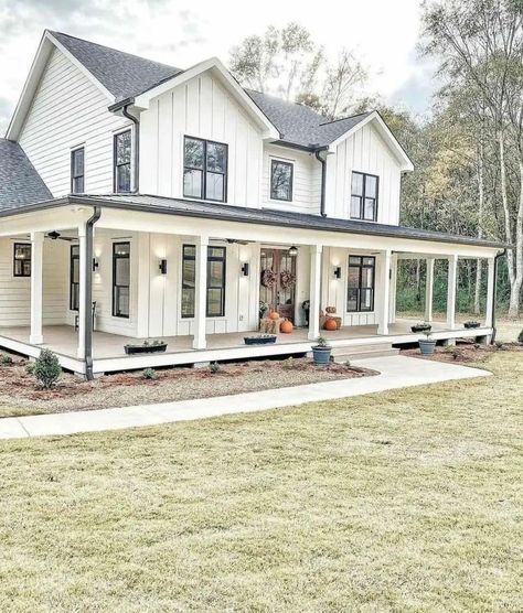 Modern Farmhouse With Breezeway, Farmhouse Style Home Exterior, Country White House, Big White House Farmhouse, Barndominum Homes, House Design Farmhouse, Farmhouse With Balcony, Barn Dominium Houses, Classic Farmhouse Exterior