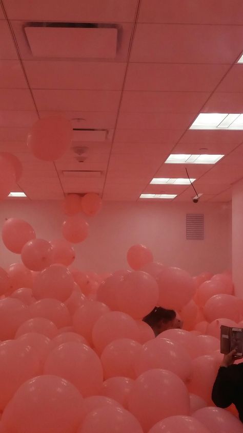 Balloons On Floor, Room Filled With Balloons, Room With Balloons, Floor Balloons, Balloon Room, House Of Balloons, Glass Room, Birthday Inspo, Sophomore Year