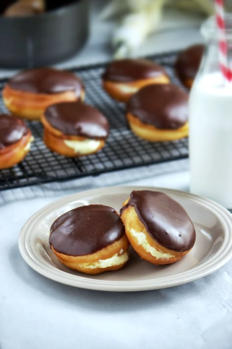 Homemade Boston Cream Donuts - store bought will never taste the same again! Cream Donut Recipe, Boston Cream Donut, Cream Donut, Pembuat Roti, Doughnut Recipes, Boston Cream, Homemade Donuts, Tim Hortons, Donut Shop