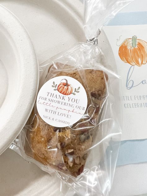 Bread Party Favor, Mini Pumpkin Bread Loaves Gifts, Mini Loaf Pumpkin Bread, Pumpkin Bread Recipe Mini Loaves, Pumpkin Spice Party Favors, Fall Themed Baby Shower Favors, Pumpkin Theme Party Favors, Pumpkin Shower Favors, Pumpkin Party Favors