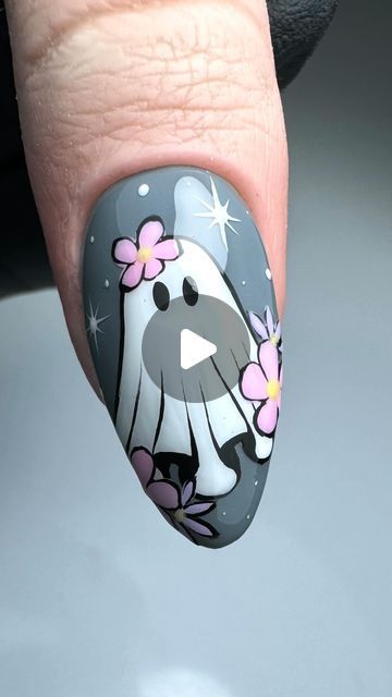 AMANDA BYRNE NAIL ARTIST on Instagram: "SUMMERWEEN!!! 👻🌸  Who’s excited for Spooky Season like me!!!???  I know, I know, it’s super early but I had to do a cutsie ghost and flowers to ween myself into it lol   Let me know if there’s ANYTHING SPOOKY you would like to see me do in preparation for spooky season!! 😉👻🎃   ♥︎ SAVE IF YOU LIKE ♥︎  Using #everythingmagpie   ♥︎ MISTY MORNING Gel Colour  ♥︎ MAGPIE ARTYGels ♥︎ TOP IT OFF  ♥︎ MAGPIE DETAIL Brush 9   🖤 @magpie_beauty 🖤 @magpie_education 🖤  @aleana_hand Female Practice Thumb   #nails #nailsonfleek #nailsofinstagram #instanails #nailswag #naildesigns #nailsoftheday #nailporn #gelnaildesign #gelnails #manicure #nailitdaily #nailprodigy #showscratch #magpiebeauty #ghostnailart #halloweennails #halloweennailart #autumnnails #spookyna Mushroom Ghost Nails, Floral Halloween Nails, How To Draw A Ghost On Nails, Ghost And Flower Nails, Cute Ghost Nail Art, Flower Ghost Nails, Brush Nail Art Design, Nail Brush Art, Ghost Nail Designs