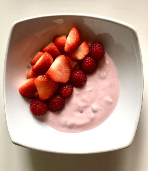 Yogurt With Strawberries, Yoghurt Breakfast, Strawberry Yoghurt, Calorie Breakfast, Yoghurt Bowl, Raspberry Yogurt, Low Calorie Breakfast, School Morning, Dream Food