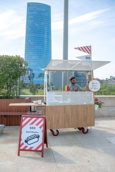 arquimaña's modern food truck sells artisan hot dogs in bilbao Modern Food Truck, Roda Gerobak, Food Stand Design, Food Stall Design, Street Food Design, Gerobak Dorong, Mobile Architecture, Bike Food, Dog Cart