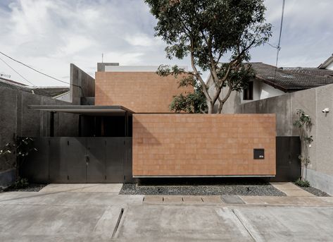 Modern Tropical House, Minimal Architecture, Compact House, Architecture Model House, Landscape Elements, Brick Architecture, Box Houses, Tropical House, Brutalist Architecture