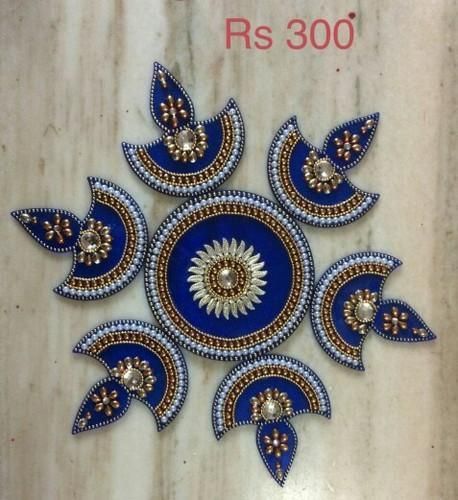 Kundan Rangoli Designs, Designer Rangoli, Happy Diwali Rangoli, Easy Diwali Rangoli, Arti Thali, Designs Rangoli, Kundan Rangoli, Diya Rangoli, Acrylic Rangoli