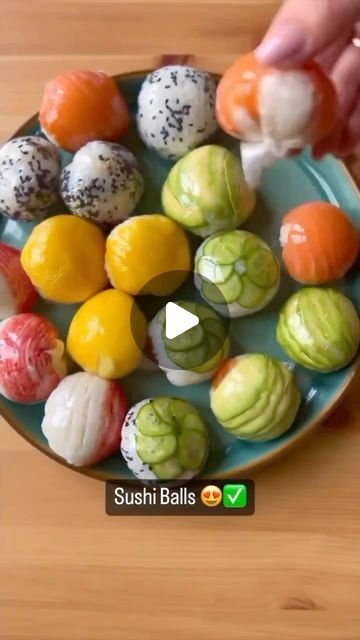 Rice Balls Recipe Japanese, Sushi Balls Recipe, No Rice Sushi, Sushi Ball, Sushi Rice Balls, Sushi Homemade, Sushi Rice Recipe, Sushi Balls, Rice Balls Recipe