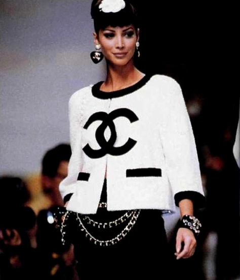 Chanel RTW Spring 1992 | Christy Turlington Coco Chanel Fashion, Chanel Runway, 90s Runway Fashion, Runway Fashion Couture, Original Supermodels, Mode Chanel, Chanel Couture, Christy Turlington, Chanel Fashion