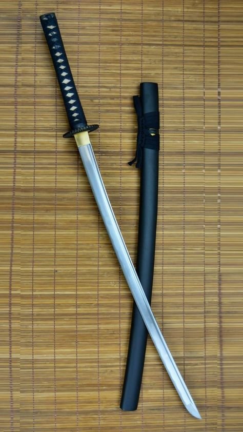 Tactical Swords, Types Of Swords, Pretty Knives, Cool Swords, Samurai Art, Samurai Swords, Group Chat, Zombie, Japan