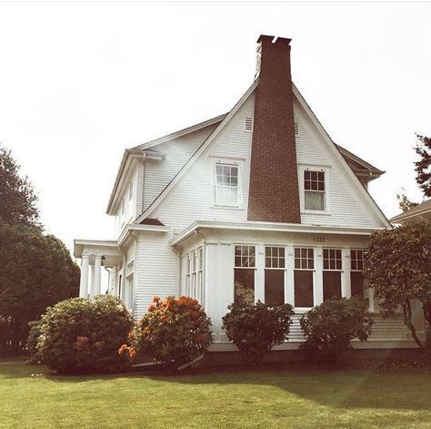 White Farmhouse Porch, Exterior Chimney, Porch Cottage, Organic Room, Farmhouse Home Design, Cottagecore Vintage, Corner House, Interior Home Design, Farmhouse Porch