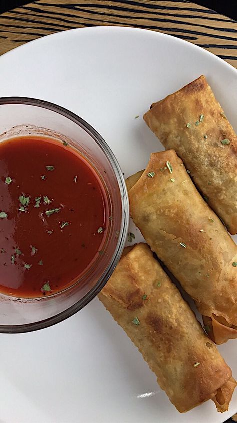 Egg Rolls Aesthetic, Egg Roll Aesthetic, Chinese Egg Roll Recipes, Egg Roll Recipes Easy, Easy Egg Roll Recipes, Roll Recipes Easy, Easy Egg Roll, Snacks Homemade, Social Media Manager Content