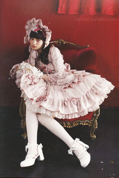 https://twitter.com/konichan7pics/status/1049539828629397504/photo/2 Japanese Lolita Fashion, Lolita Outfits, Japanese Street Fashion, J Fashion, Pose Reference Photo, Harajuku Fashion, Lolita Dress, Gothic Lolita, Fashion Poses