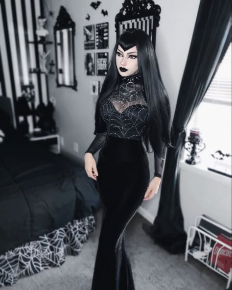 Goth Bodycon Dress Outfit, Goth New Years Outfit, Pin Up Goth, Goth Mom, Goth Mom Outfits, Gowns Aesthetic, Victorian Style Clothing, Black And White Crop Tops, Dark Beauty Fashion