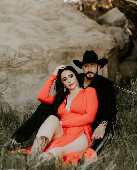 Mexican Photoshoot Couple, Engagement Western Photos, Family Cowboy Photoshoot, Mexican Family Pictures, Western Photoshoot Ideas Couple, Western Christmas Photoshoot, Mexican Engagement Photos, Couples Photoshoot Western, Country Couple Photoshoot