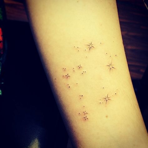 Perfect constellation tattoo!                                                                                                                                                                                 Más Orion Constellation Tattoo, Orion Belt, Belt Tattoo, Orion Tattoo, Griffin Tattoo, Random Tattoos, Stars Tattoo, Tattoos Infinity, Orion Constellation