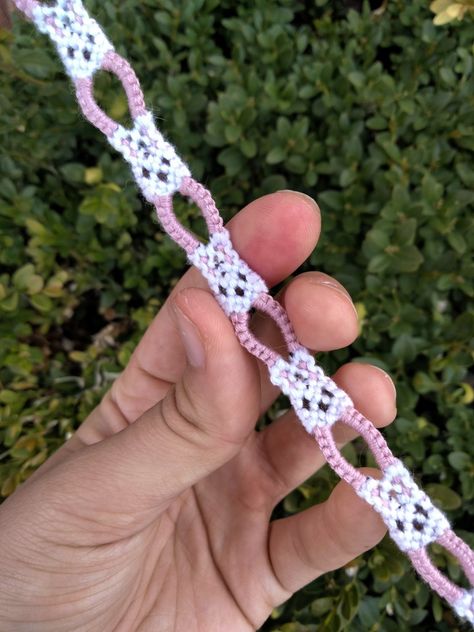 Bunny Friendship Bracelet Pattern, Rabbit Bracelet Pattern, Bunny Bracelet Pattern, Brazilian Bracelet, Bracelet Book, String Bracelet Patterns, Friendship Bracelet Patterns Easy, Cute Friendship Bracelets, Thread Bracelet