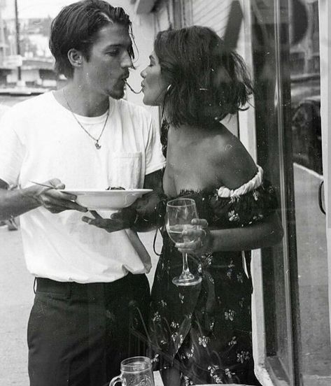 Couple Dinner Photography, Roma Photoshoot, Vintage Couple Photoshoot Retro, Layers 2023, Couples Eating Spaghetti, Couple In Rome Aesthetic, Rome Photoshoot, Rome Couple Photography, Couple References