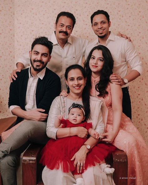 5 People Photo Poses, Kerala Family Photos, Family Potraits Idea With Baby, Family Photoshoot Ideas Indian, Family Photo Indian, Family Portraits Indian, Indian Family Photoshoot, Indian Family Photography, Indian Family Portrait Photography