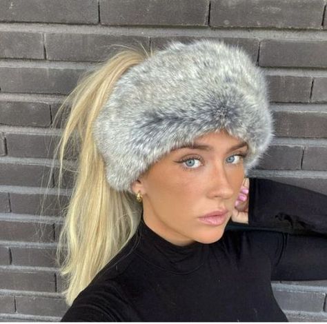 Fur Headband Outfit, Rollce Roys, Photo Ski, Winter Vsco, Girls Ski Trip, Snow Clothes, Ski Headband, Multi Top, Cold Girl