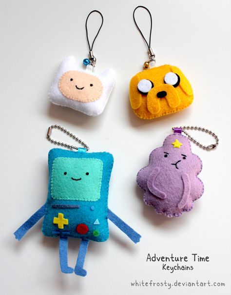 Adventure time idea's Adventure Time Plush, Adventure Time Gift, Adventure Time Crafts, Buku Diy, Felt Keychain, Baby Mobil, Geek Crafts, Pola Amigurumi, Felt Patterns