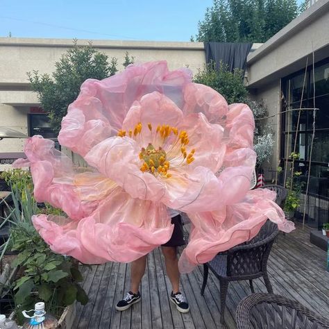 Large Flower Sculpture, Giant Flower Arrangement, Giant Flower Sculpture, Giant Silk Flowers, Big Flower Decorations, Diy Crepe Paper Flowers Tutorials, Giant Standing Flowers, Giant Fabric Flowers, Giant Tissue Flowers