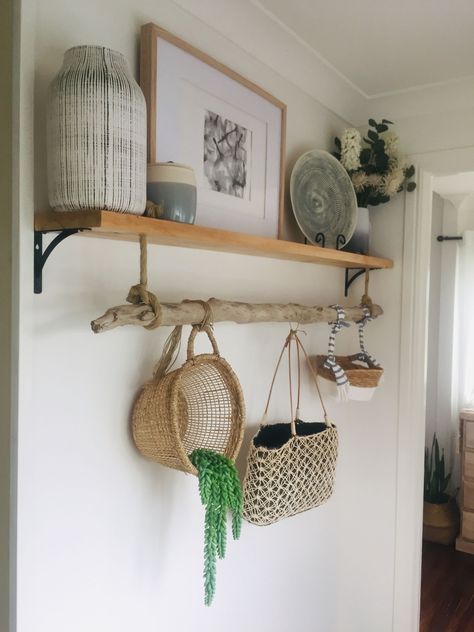 Boho Driftwood Decor, Creative Shelf Ideas, Driftwood Home Decor, Driftwood Shelf Diy, Driftwood Interior, Diy Driftwood Projects, Driftwood Bedroom, Driftwood Shelves, Driftwood Kitchen