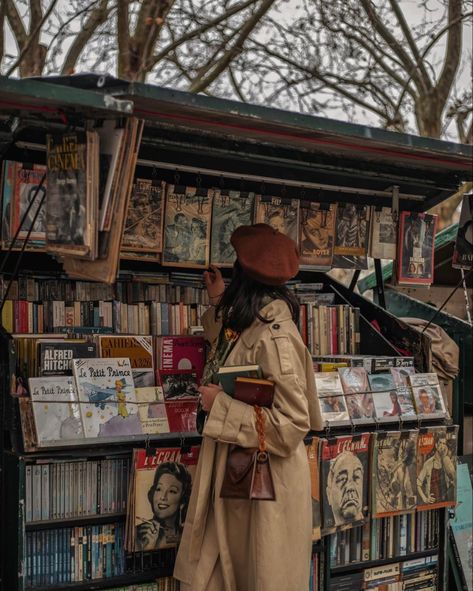 Paris Fall Aesthetic, 1940s Film Noir, Retro Vintage Outfits, Paris Shoot, Autumn Photoshoot, Autumn Instagram, London Fall, Personal Branding Photoshoot, Stylish Photo Pose