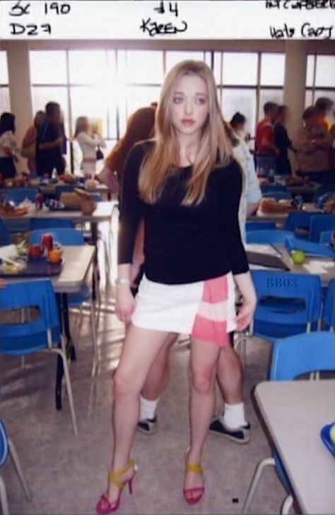 Cargo Skirt Outfit, Mean Girls Aesthetic, Mean Girls Outfits, Karen Smith, Aesthetic Women, Amanda Seyfried, Fav Celebs, Mean Girls, Skirt Outfits