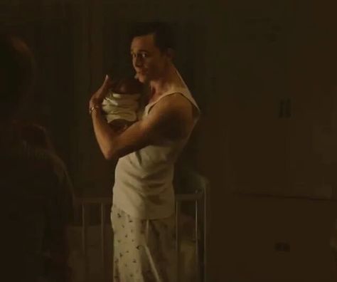 Loki Meme, Tom Hiddleston Shirtless, Tom Hiddleston Gentleman, Tom Hiddleston Dancing, Tom Hiddleston Quotes, Avengers Black Widow, Tom Hiddleston Funny, Funny Interview, Loki Wallpaper